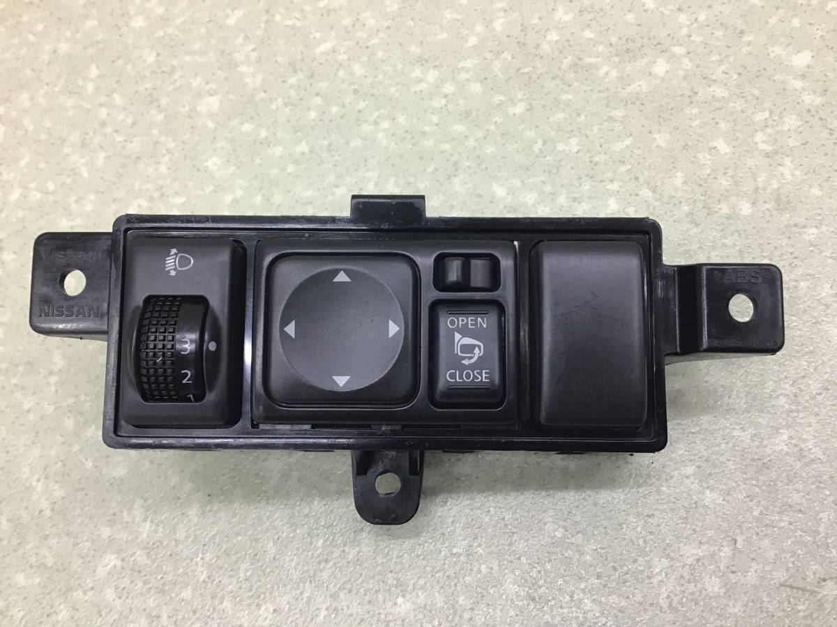 Блок кнопок Nissan Note (E11) 2006-2013 Блок кнопок Nissan Note (E11) 2006-2013