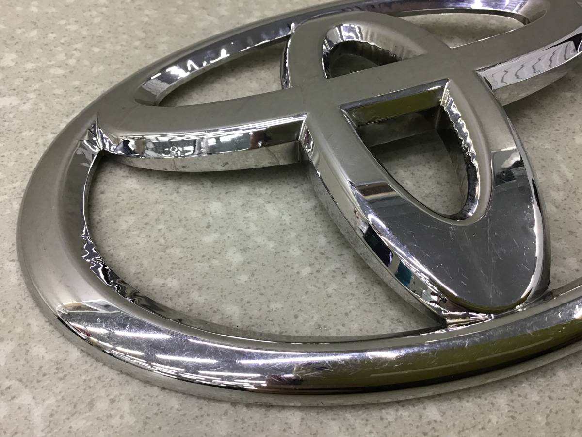 Эмблема Toyota Hilux (GUN125L, GUN126L, TGN126) 2015-н.в. Эмблема Toyota Hilux (GUN125L, GUN126L, TGN126) 2015-н.в.