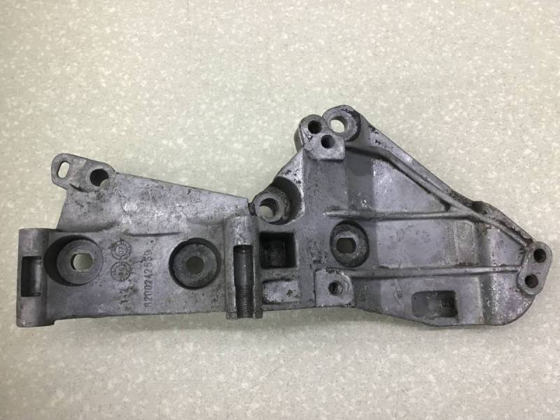 Кронштейн генератора Renault Megane (2) 2002-2009 Кронштейн генератора Renault Megane (2) 2002-2009