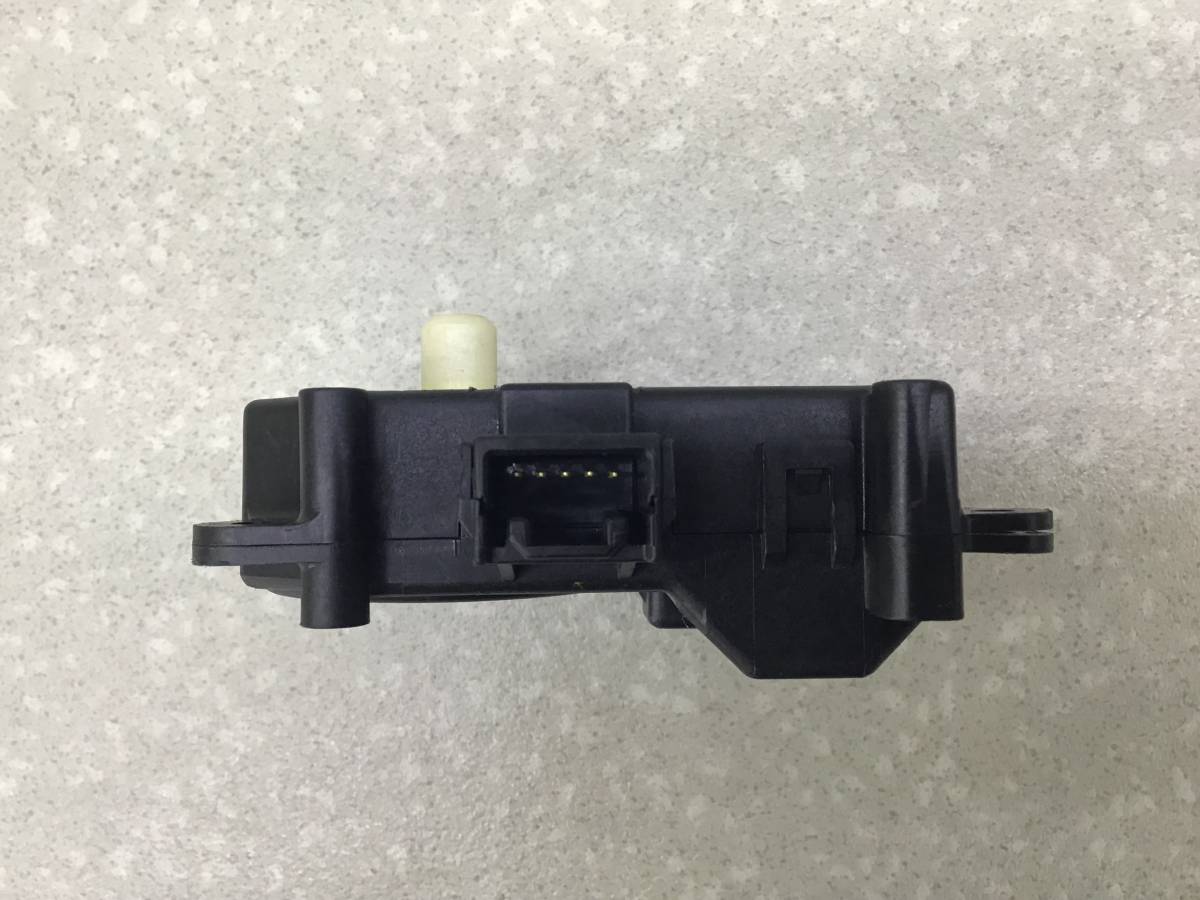 Моторчик заслонки печки Toyota Camry (V30) 2001-2006 Моторчик заслонки печки Toyota Camry (V30) 2001-2006