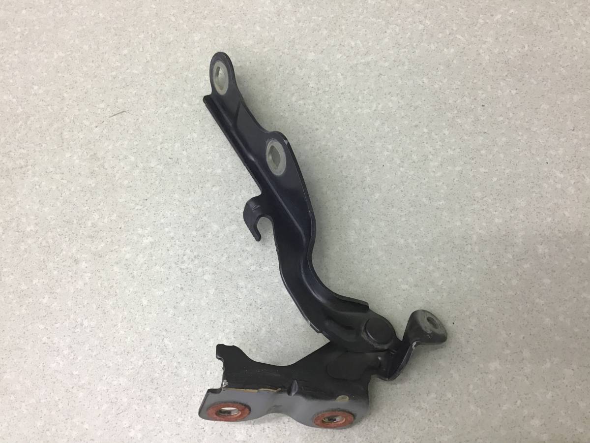 Петля капота правая Chevrolet Cruze (J300) 2009-2016 Петля капота правая Chevrolet Cruze (J300) 2009-2016
