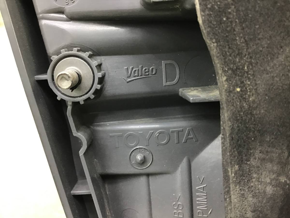 Фонарь задний внутренний правый Toyota Avensis (T270) 2009>