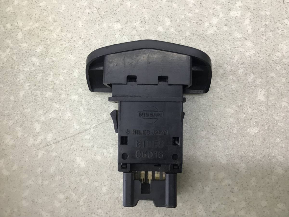 Кнопка аварийной сигнализации Nissan Primera (P12) 2002-2007 Кнопка аварийной сигнализации Nissan Primera (P12) 2002-2007