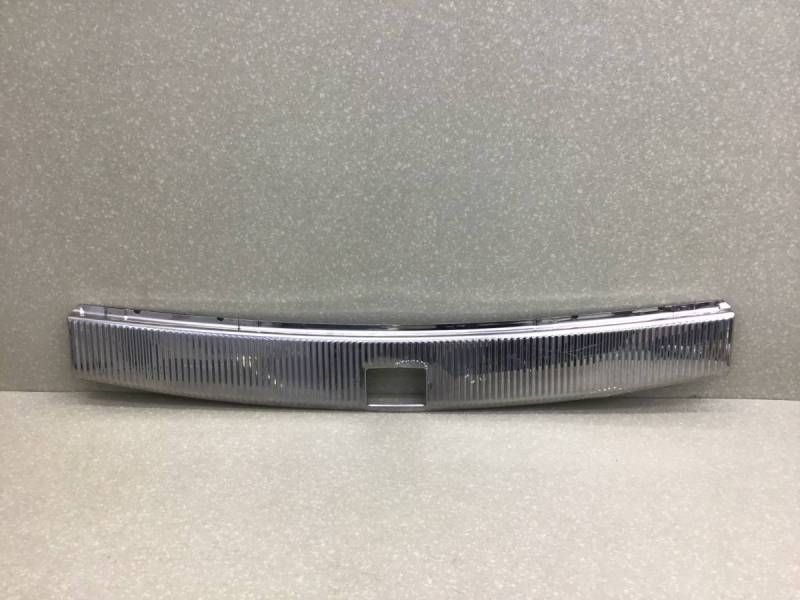 Накладка замка багажника Volkswagen Touareg (7L) 2002-2010 Накладка замка багажника Volkswagen Touareg (7L) 2002-2010