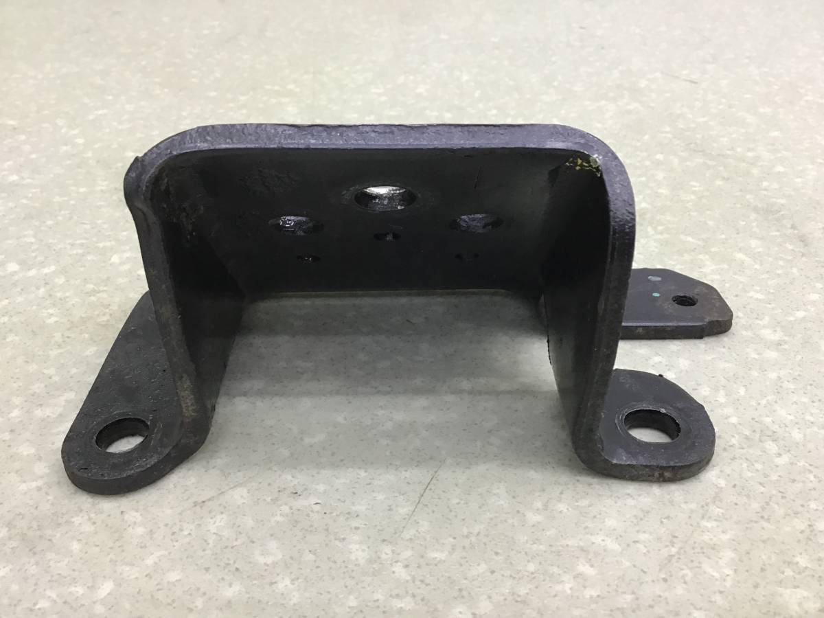 Кронштейн опоры двигателя Isuzu NQR 2005> Кронштейн опоры двигателя Isuzu NQR 2005>