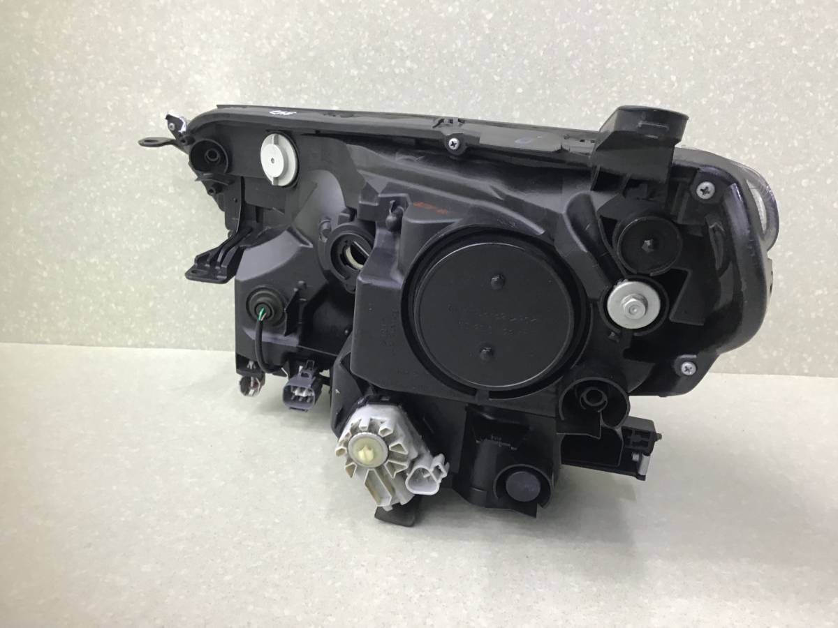 Фара правая Toyota Rav 4 (A40) 2013> Фара правая Toyota Rav 4 (A40) 2013>