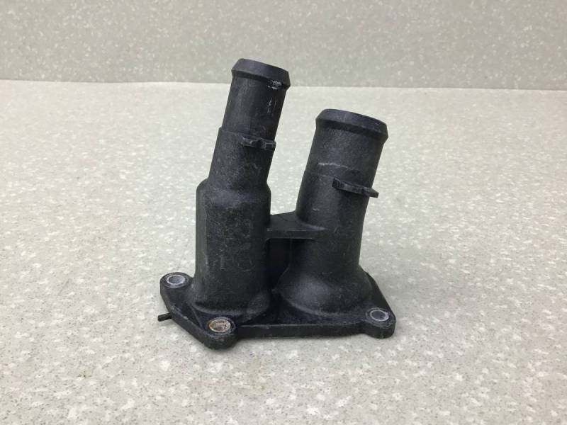 Крышка термостата Ford Focus 3 (CB8) 2011-2019 Крышка термостата Ford Focus 3 (CB8) 2011-2019