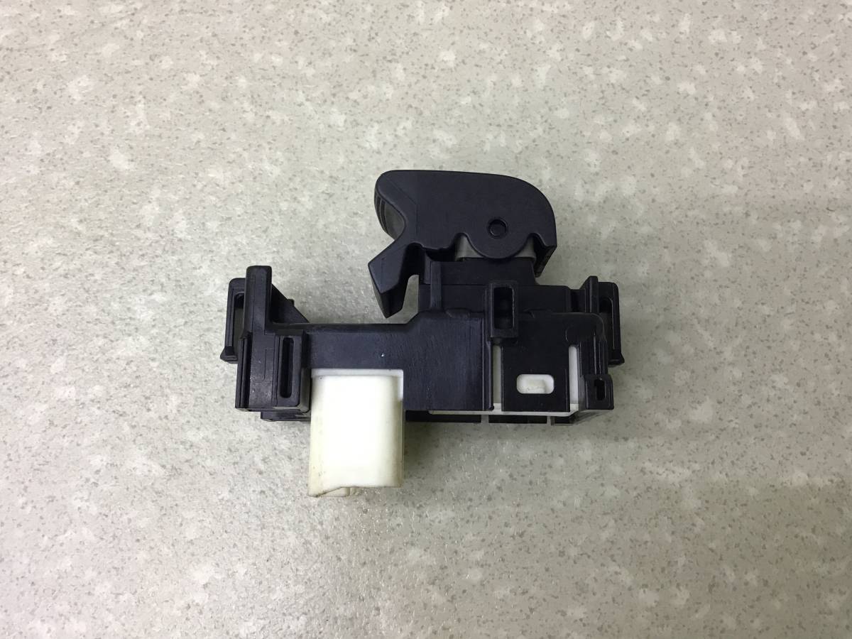 Кнопка стеклоподъемника Toyota Highlander (U40) 2007-2013 Кнопка стеклоподъемника Toyota Highlander (U40) 2007-2013