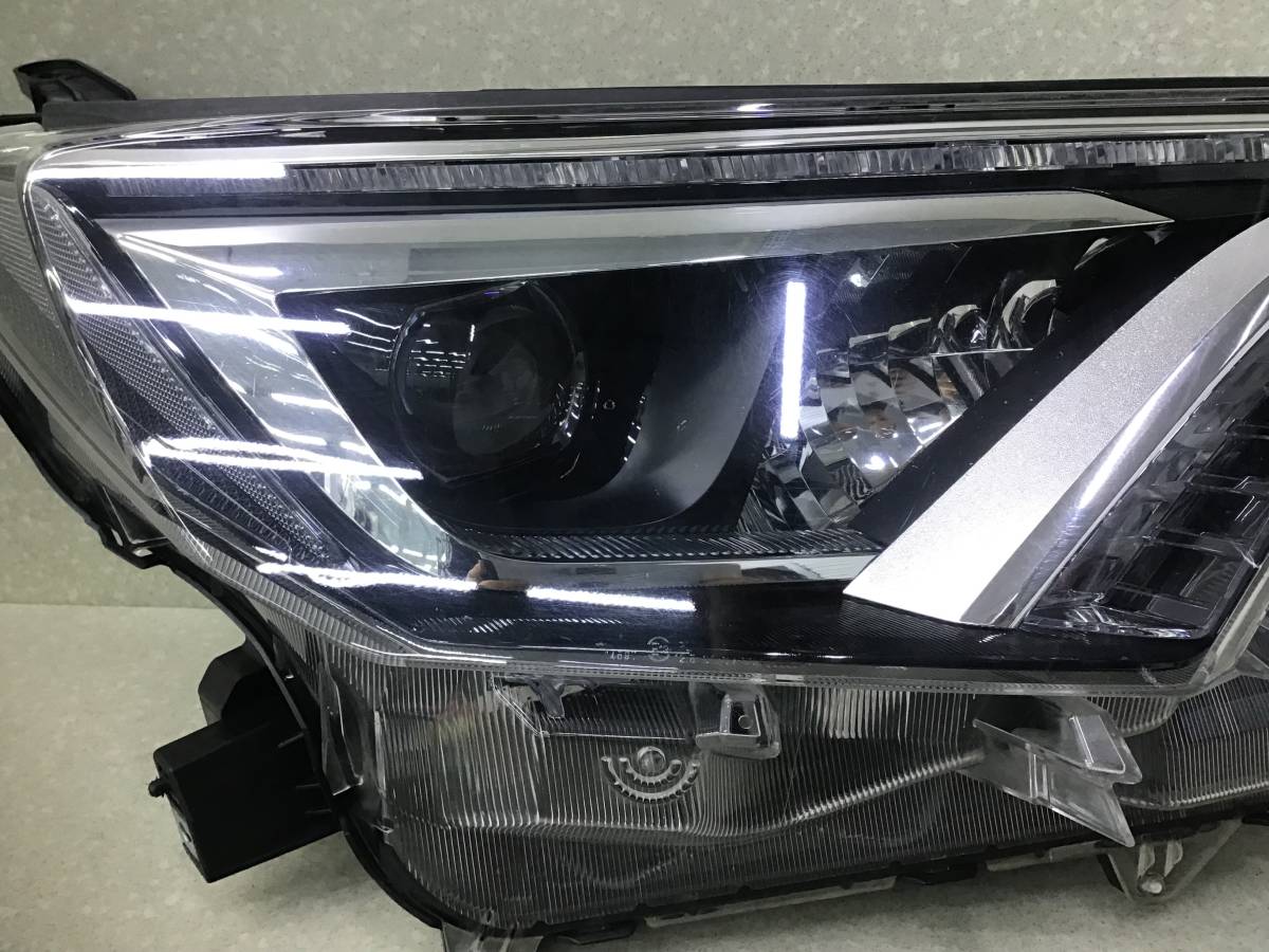 Фара правая Toyota Rav 4 (A40) 2013> Фара правая Toyota Rav 4 (A40) 2013>