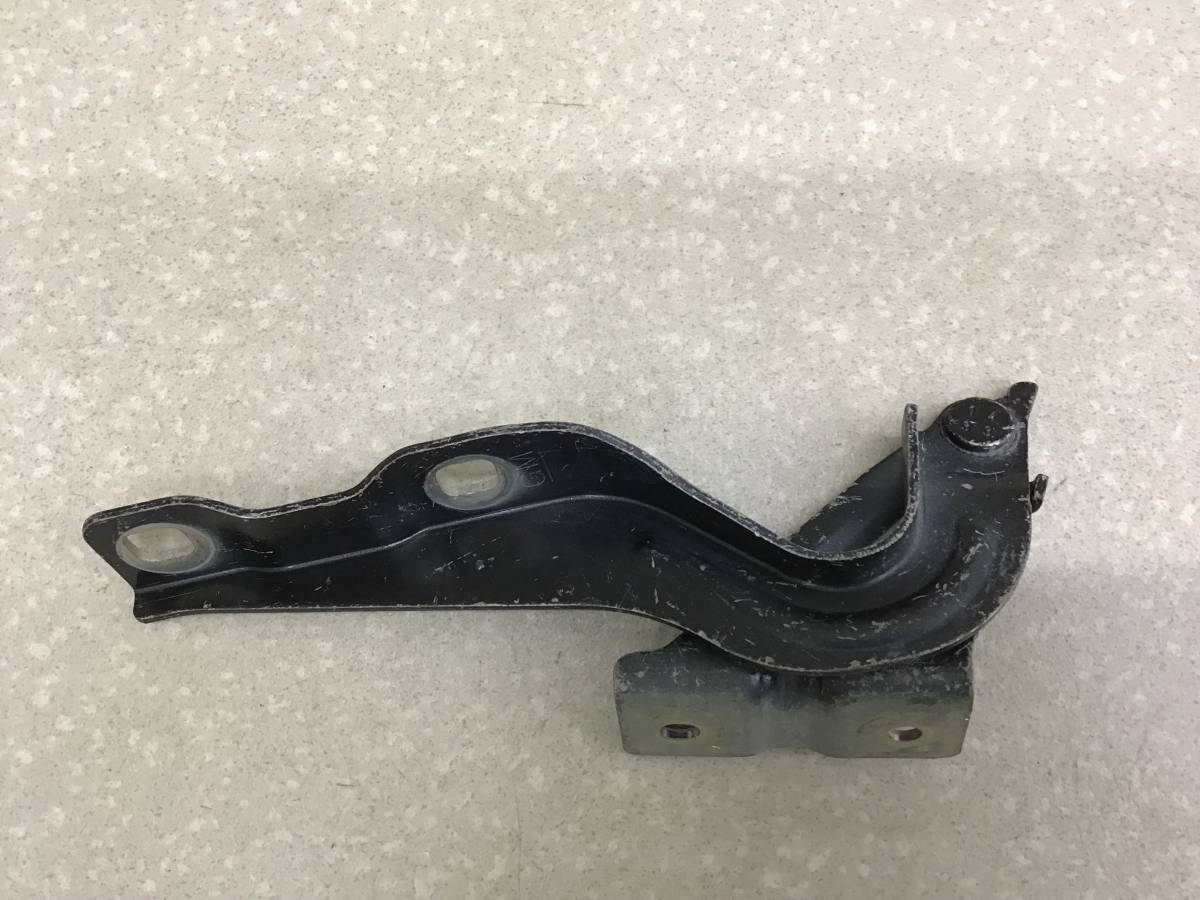 Петля капота правая Chevrolet Cobalt (T250) 2011-2015 Петля капота правая Chevrolet Cobalt (T250) 2011-2015
