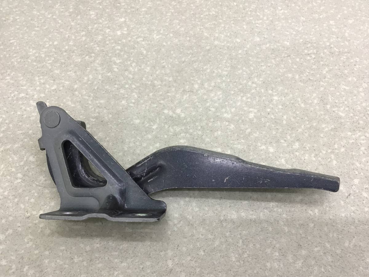 Петля капота правая Chevrolet Cobalt (T250) 2011-2015 Петля капота правая Chevrolet Cobalt (T250) 2011-2015