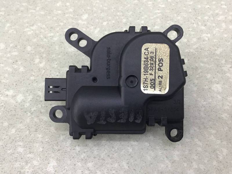 Моторчик заслонки печки Ford Fiesta (CBK) 2001-2008 Моторчик заслонки печки Ford Fiesta (CBK) 2001-2008