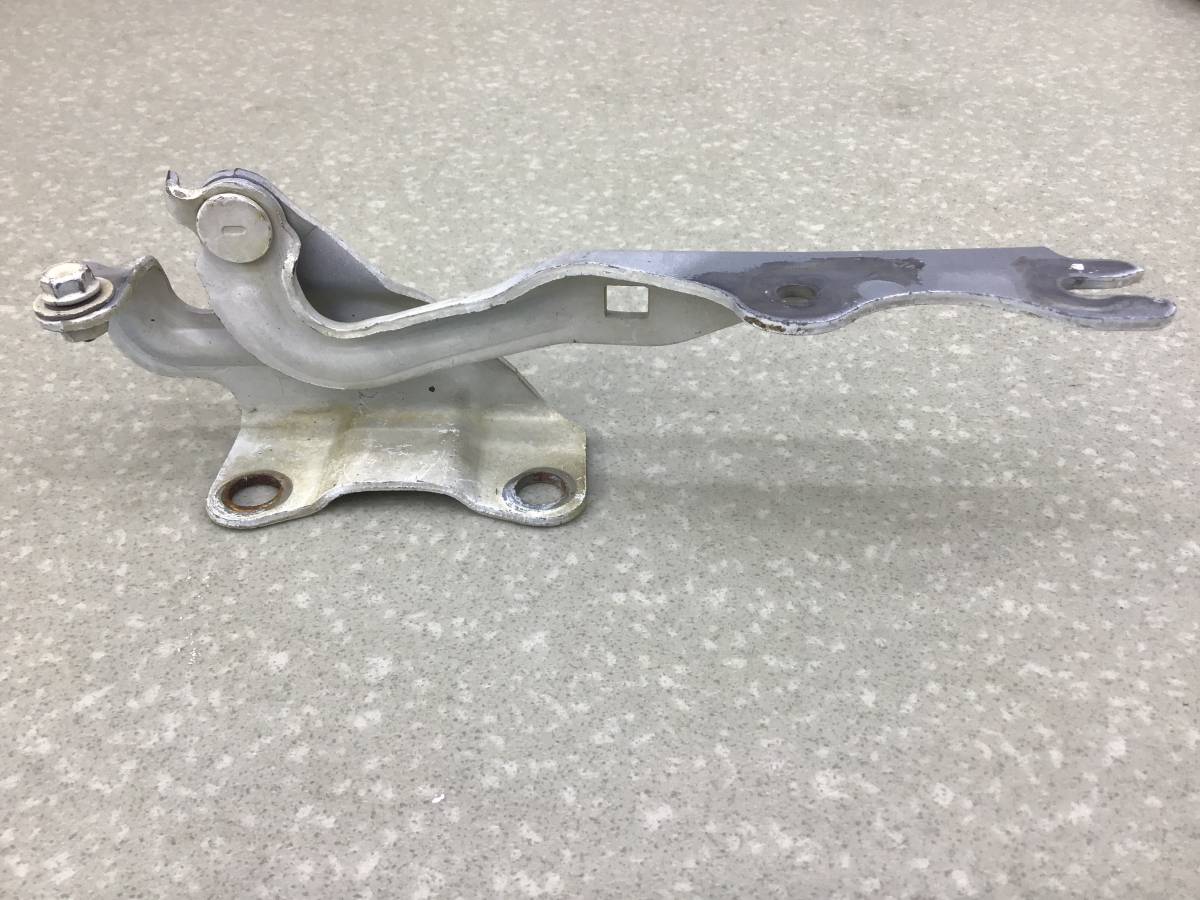 Петля капота левая Mazda CX-7 (ER) 2006-2012 Петля капота левая Mazda CX-7 (ER) 2006-2012