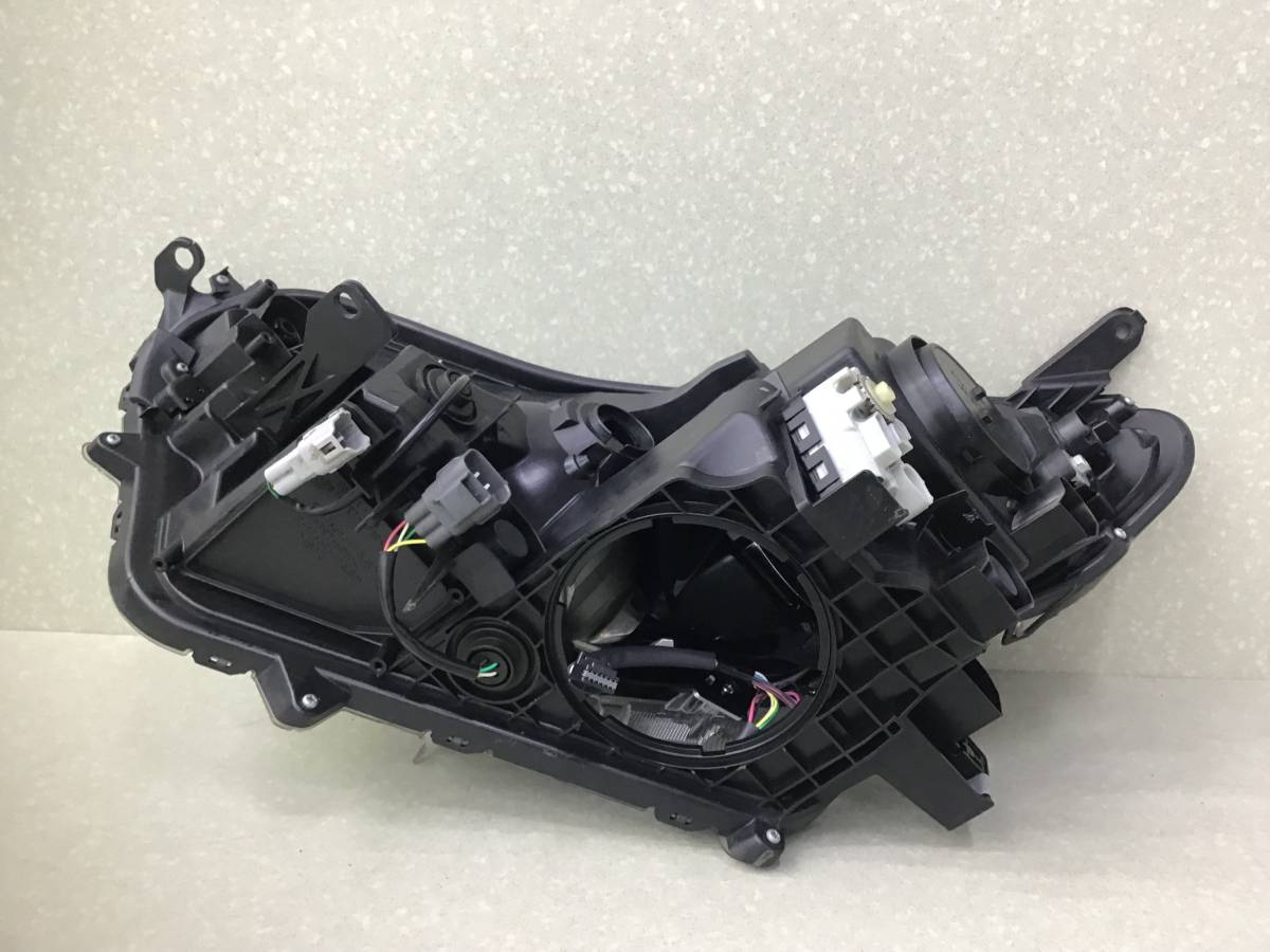 Фара правая Toyota Rav 4 (A40) 2013> Фара правая Toyota Rav 4 (A40) 2013>