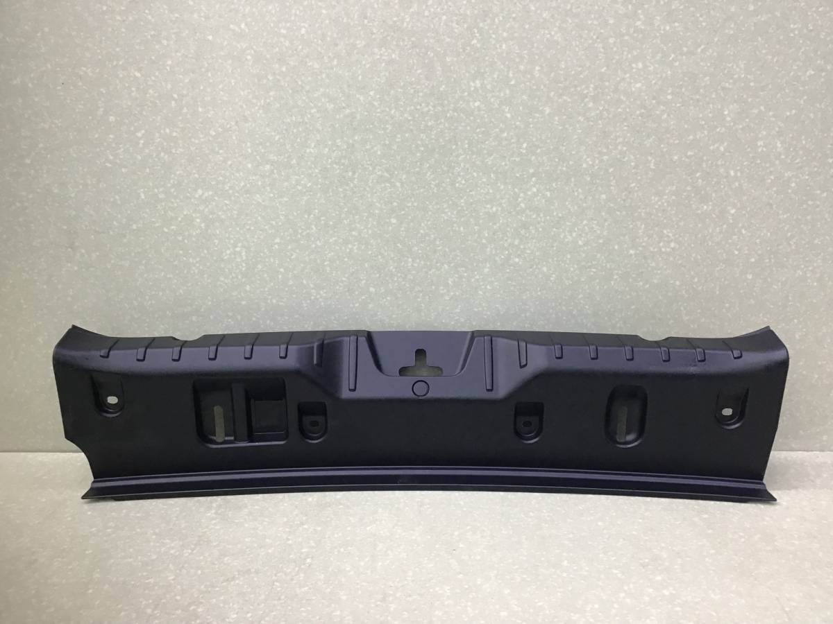 Накладка замка багажника BMW 5-series F10/F11 2009-2016 Накладка замка багажника BMW 5-series F10/F11 2009-2016