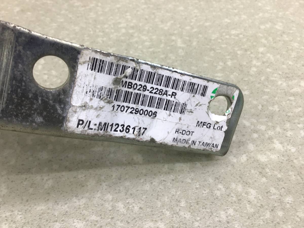 Петля капота правая Mitsubishi Outlander XL (CW) 2006-2012 Петля капота правая Mitsubishi Outlander XL (CW) 2006-2012