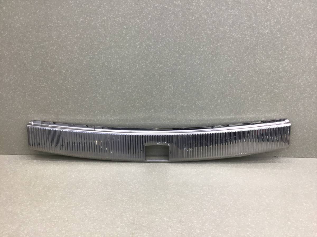 Накладка замка багажника Volkswagen Touareg (7L) 2002-2010 Накладка замка багажника Volkswagen Touareg (7L) 2002-2010