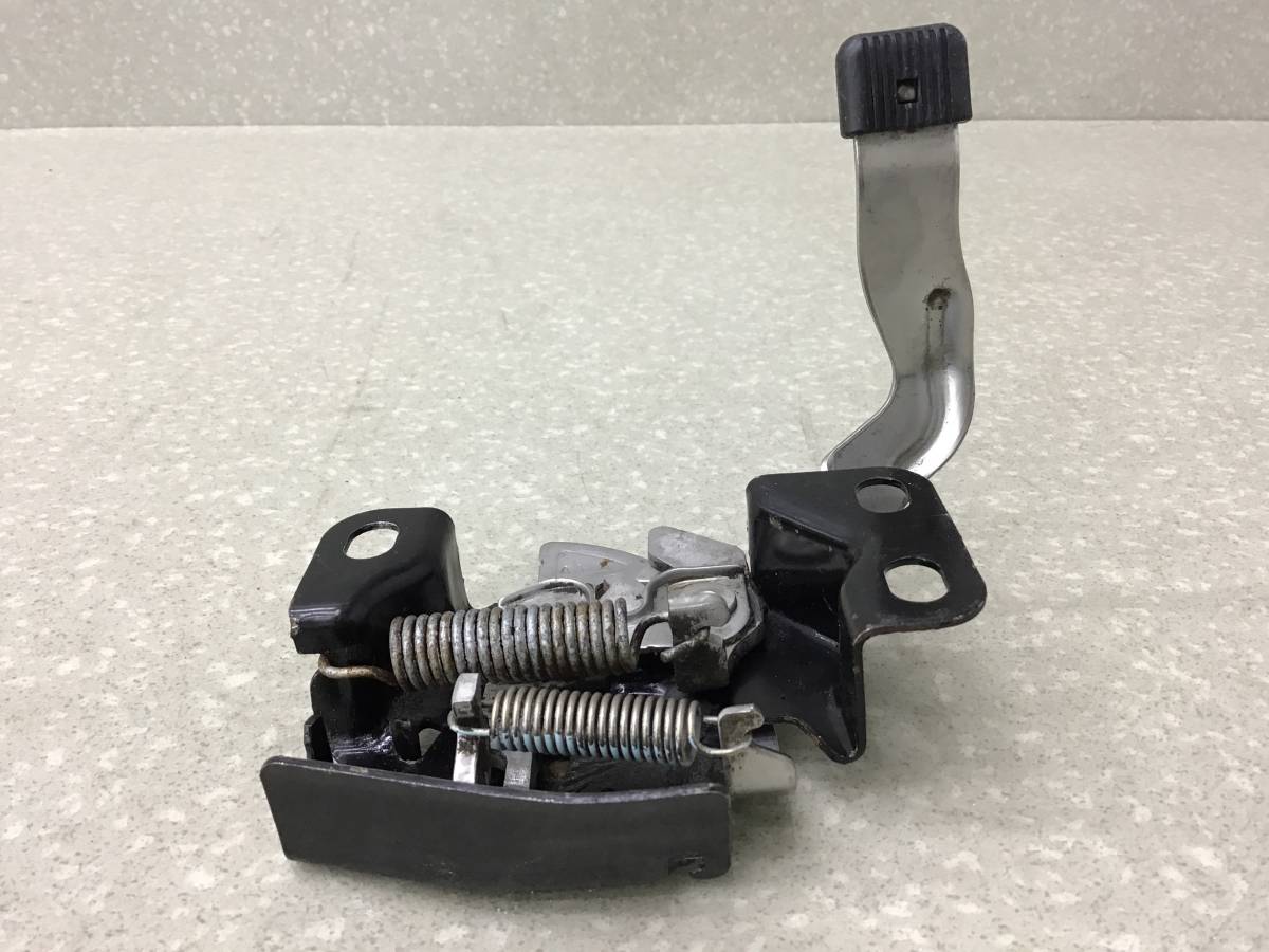 Замок капота Honda Jazz (GD1, GD5, GE2, GE3) 2001-2008 Замок капота Honda Jazz (GD1, GD5, GE2, GE3) 2001-2008