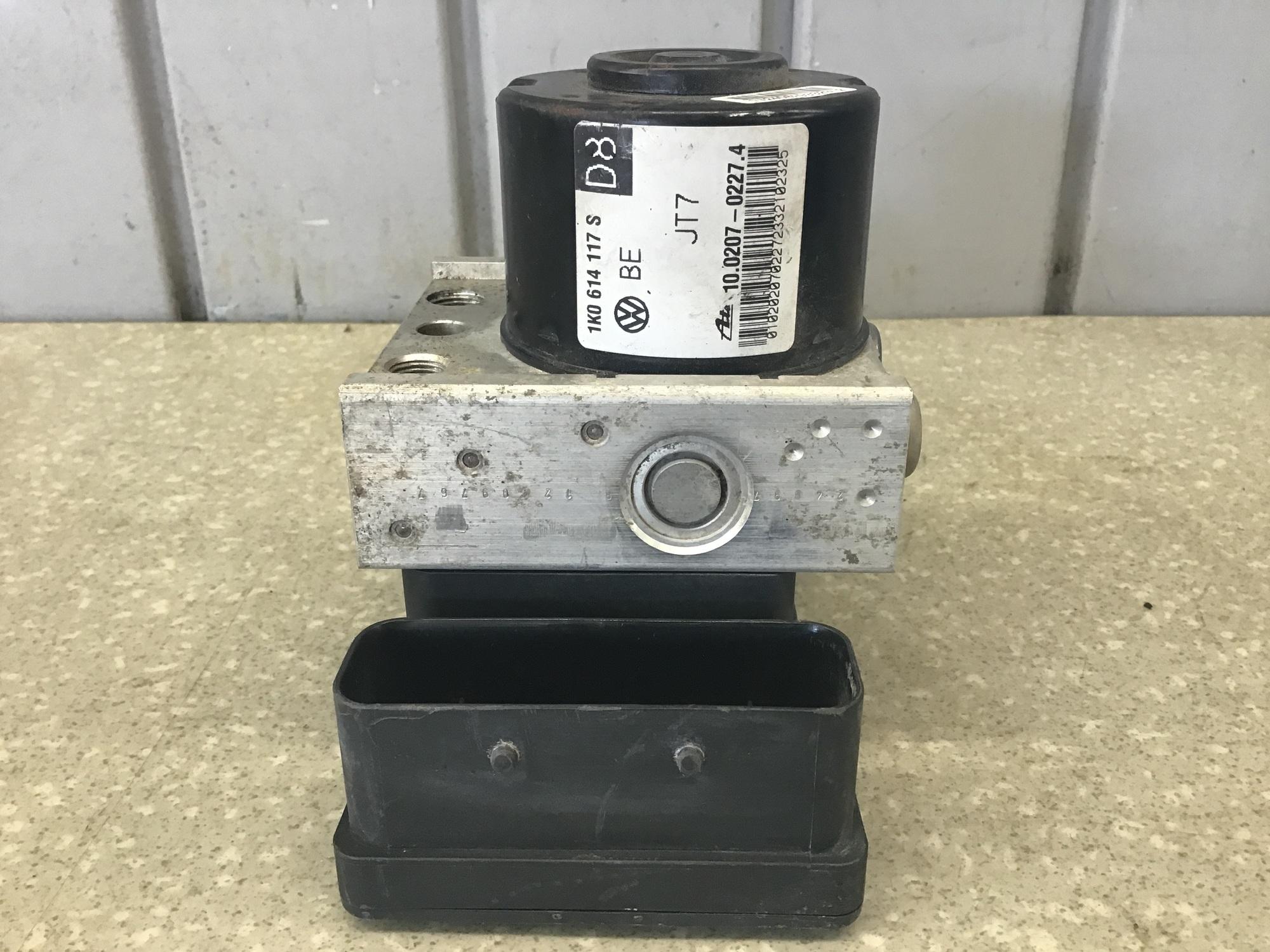 Блок ABS (насос) Skoda Octavia A5 (1Z5) 2004-2013 Блок ABS (насос) Skoda Octavia A5 (1Z5) 2004-2013