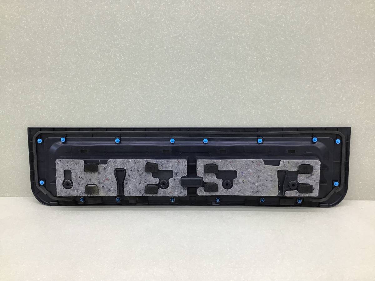 Обшивка двери багажника Toyota Land Cruiser 11 (VDJ200) 2007-2021 Обшивка двери багажника Toyota Land Cruiser 11 (VDJ200) 2007-2021