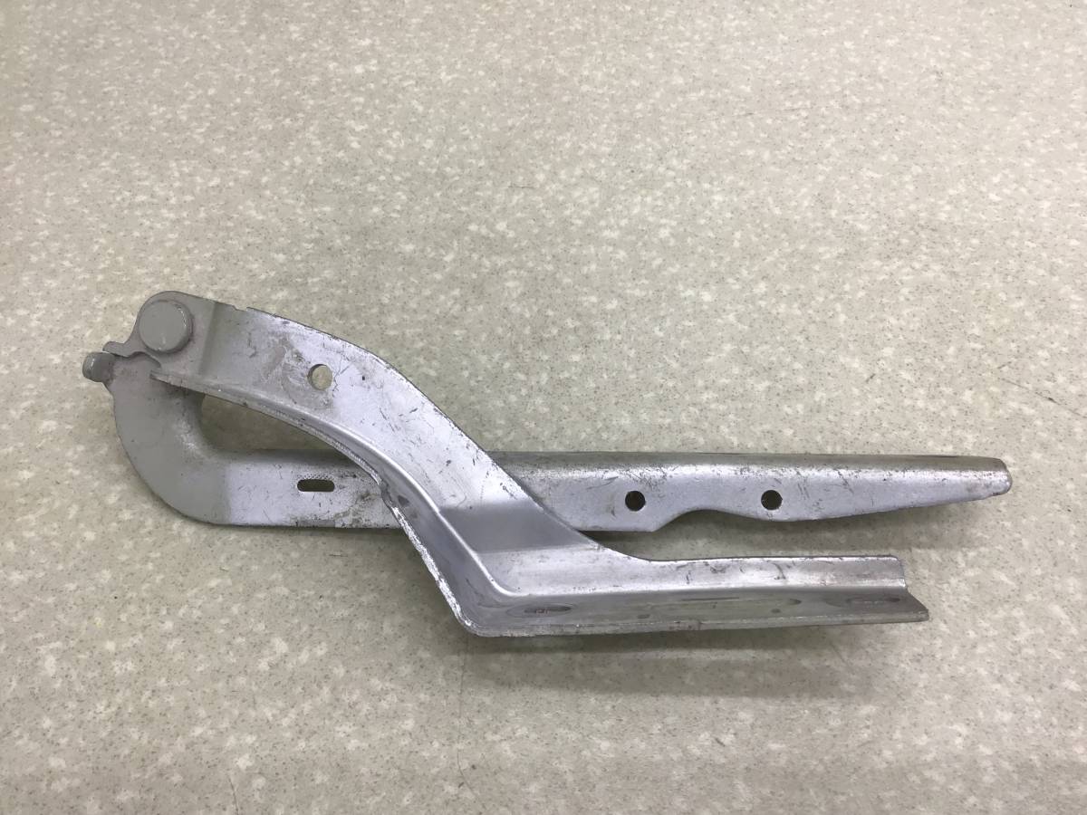 Петля капота правая Peugeot 307 (3A, 3C, 3H) 2001-2008 Петля капота правая Peugeot 307 (3A, 3C, 3H) 2001-2008