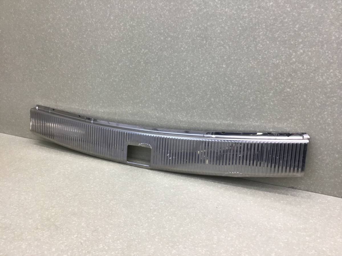 Накладка замка багажника Volkswagen Touareg (7L) 2002-2010 Накладка замка багажника Volkswagen Touareg (7L) 2002-2010