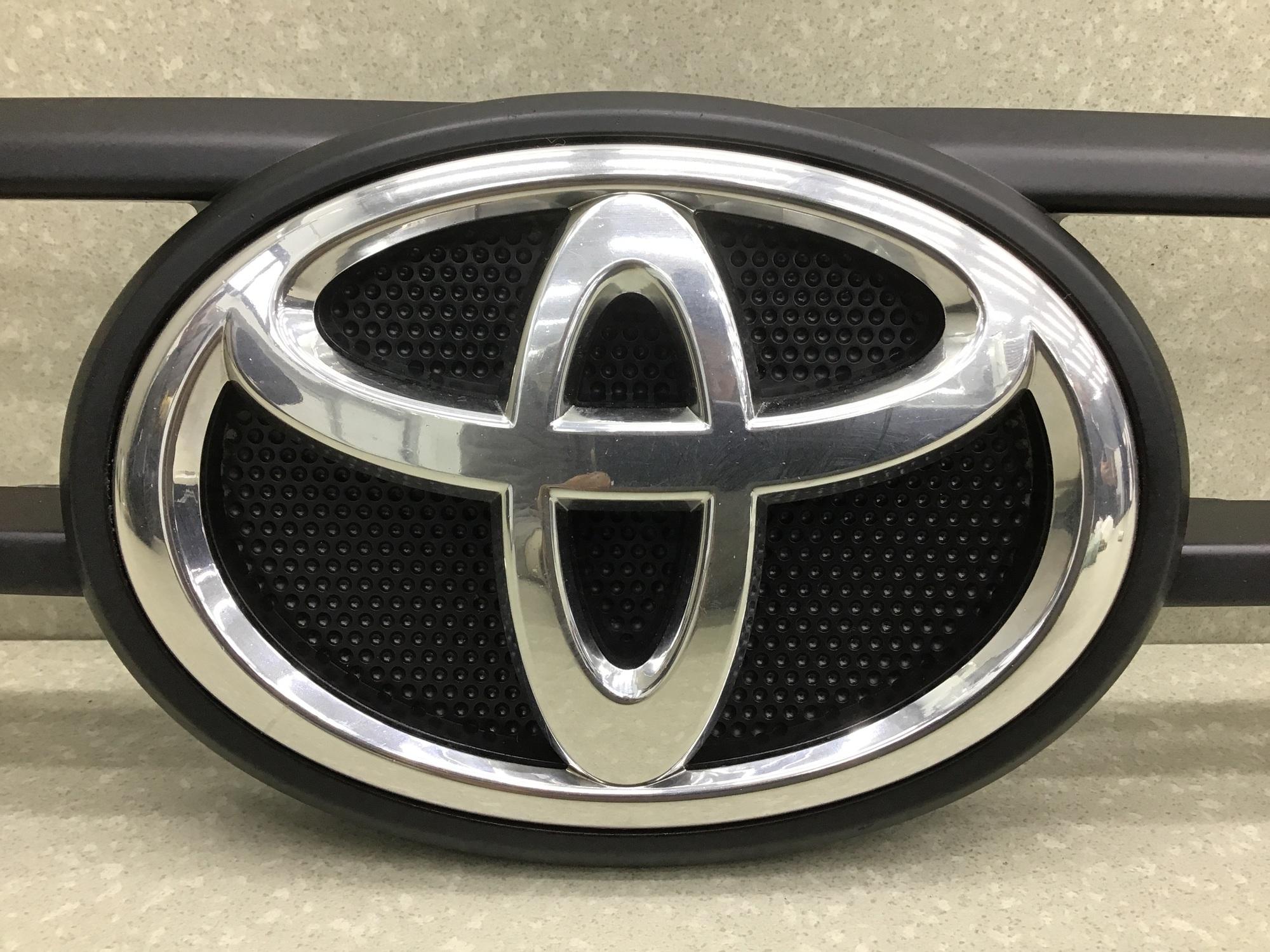 Молдинг решетки радиатора, Toyota Hi Lux 2015>