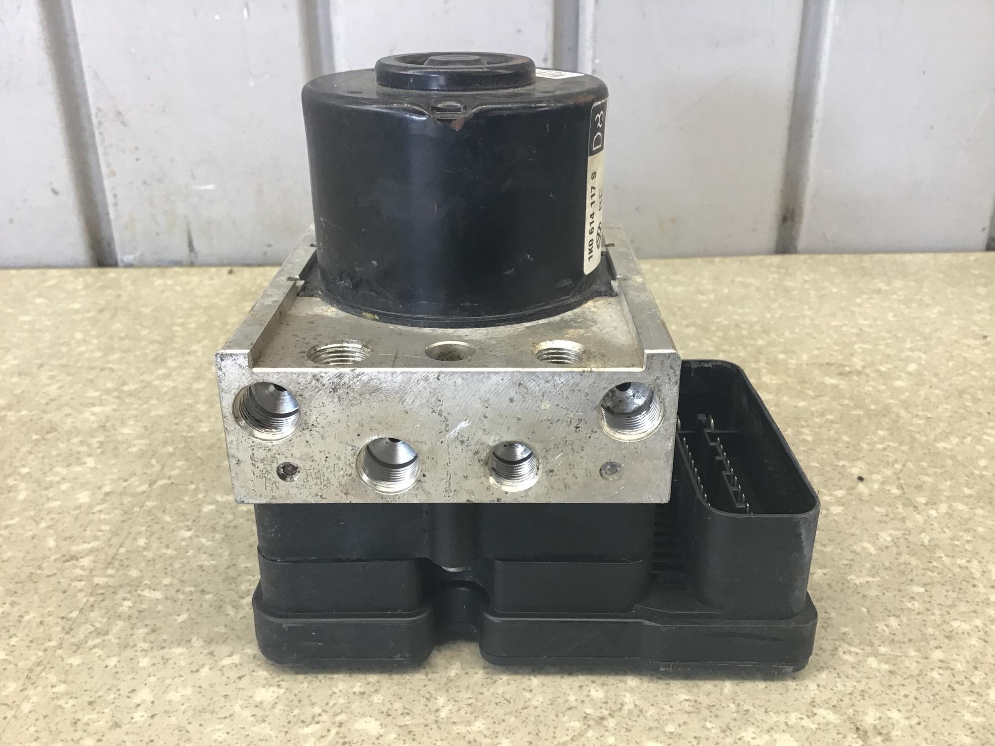 Блок ABS (насос) Skoda Octavia A5 (1Z5) 2004-2013 Блок ABS (насос) Skoda Octavia A5 (1Z5) 2004-2013
