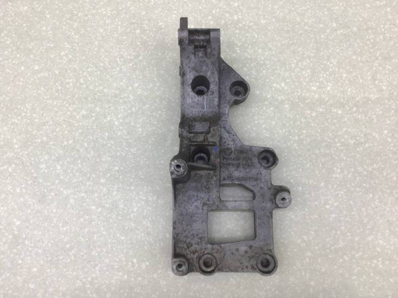 Кронштейн генератора Volkswagen Golf 5 (1K) 2003-2009 Кронштейн генератора Volkswagen Golf 5 (1K) 2003-2009