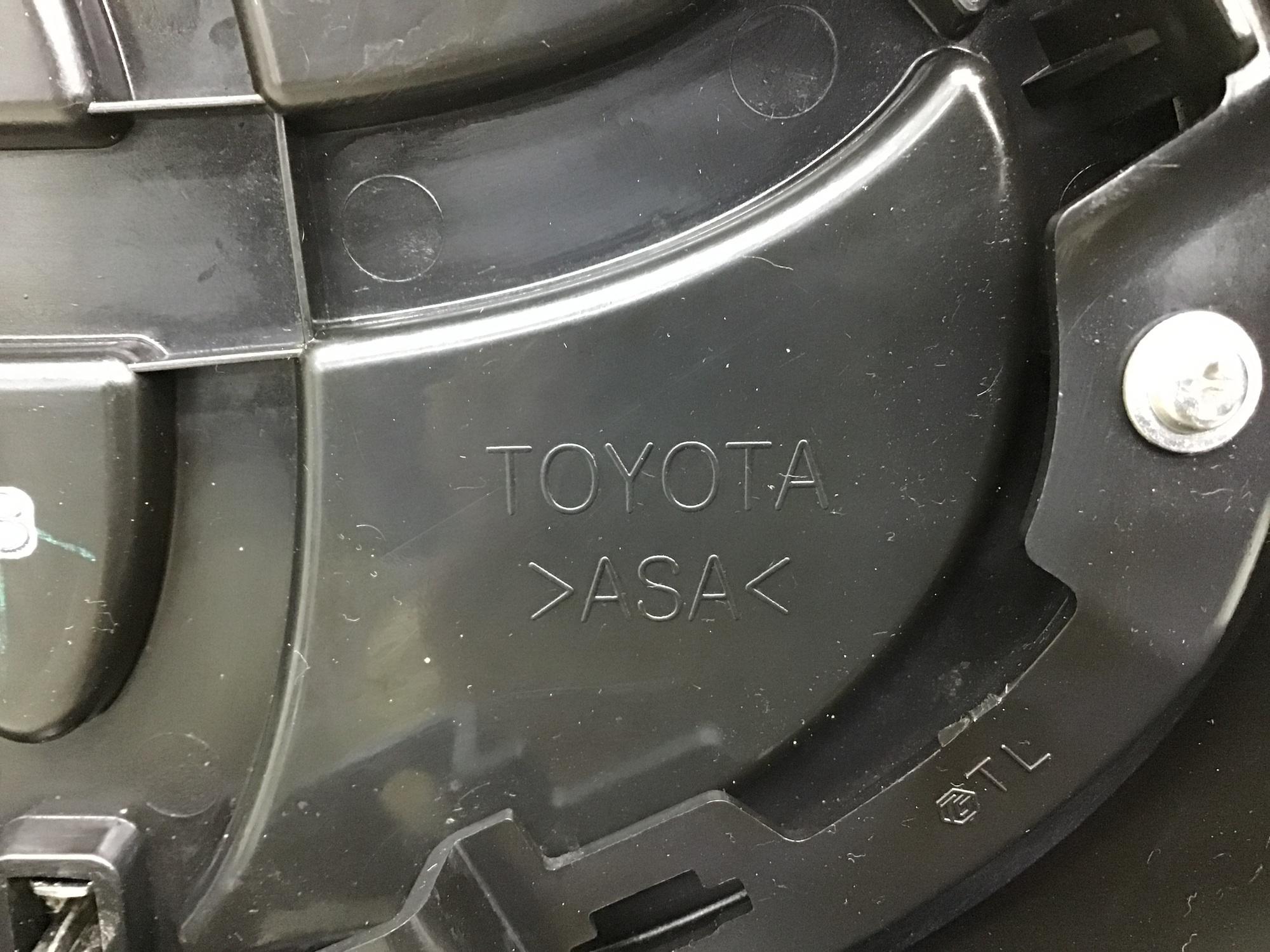 Молдинг решетки радиатора, Toyota Hi Lux 2015>