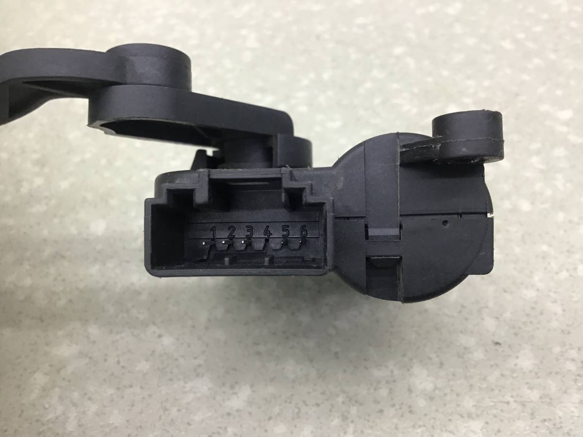 Моторчик заслонки печки Volkswagen Touran (1T3) 2010-2015 Моторчик заслонки печки Volkswagen Touran (1T3) 2010-2015