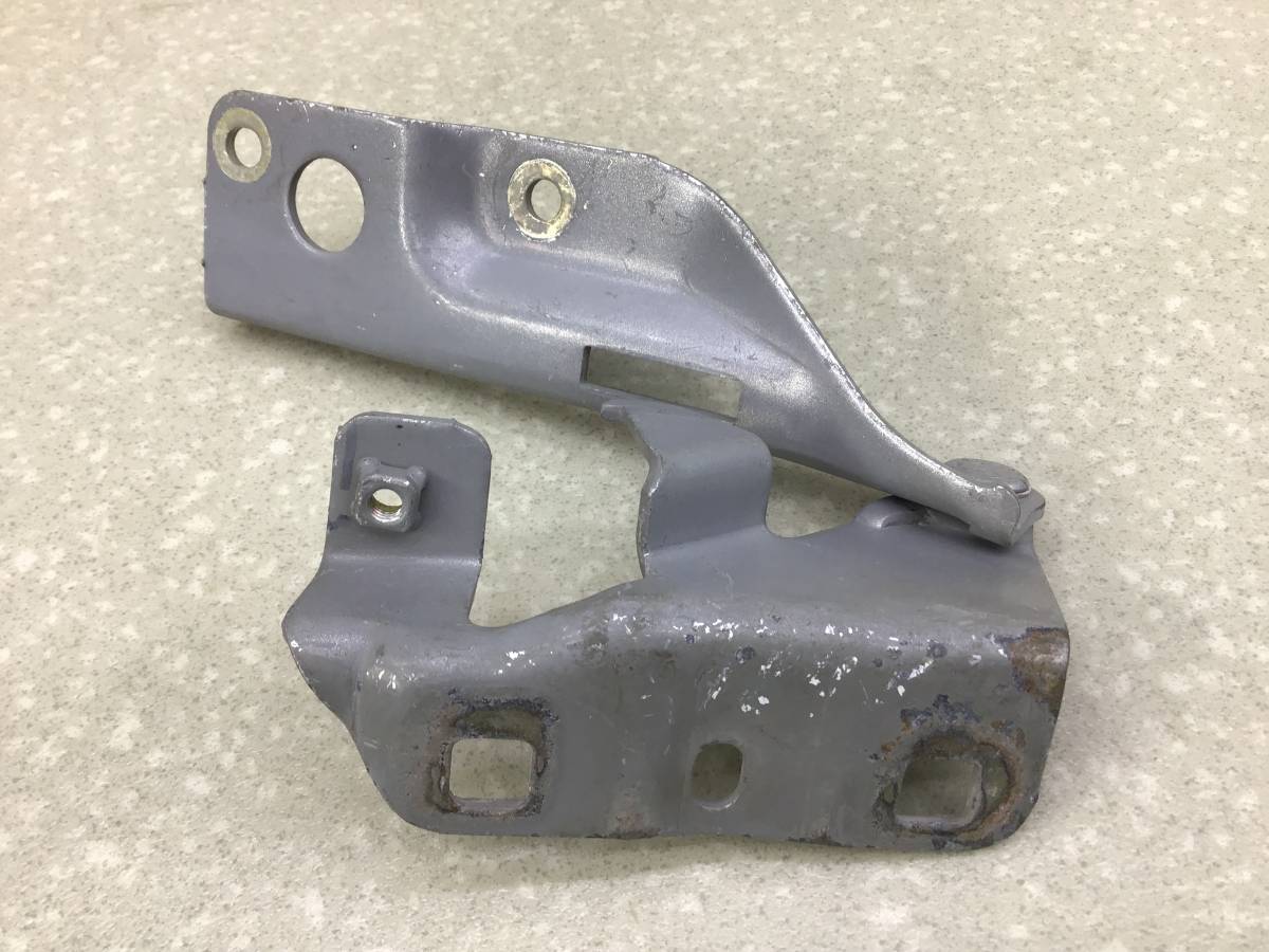 Петля капота правая Nissan Almera Classic (B10) 2006-2013 Петля капота правая Nissan Almera Classic (B10) 2006-2013