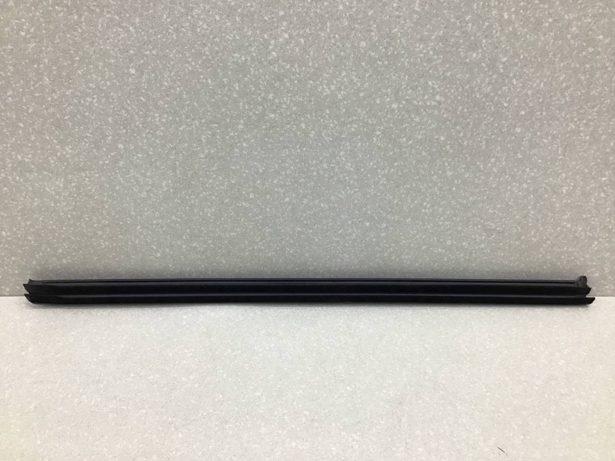 Уплотнитель стекла двери Volkswagen Tiguan (5N2) 2011-2016 Уплотнитель стекла двери Volkswagen Tiguan (5N2) 2011-2016