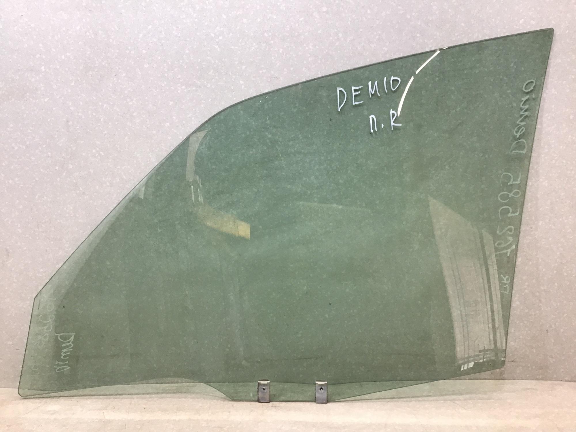 Стекло двери передней правой Mazda Demio (DW) 1997-2002 Стекло двери передней правой Mazda Demio (DW) 1997-2002
