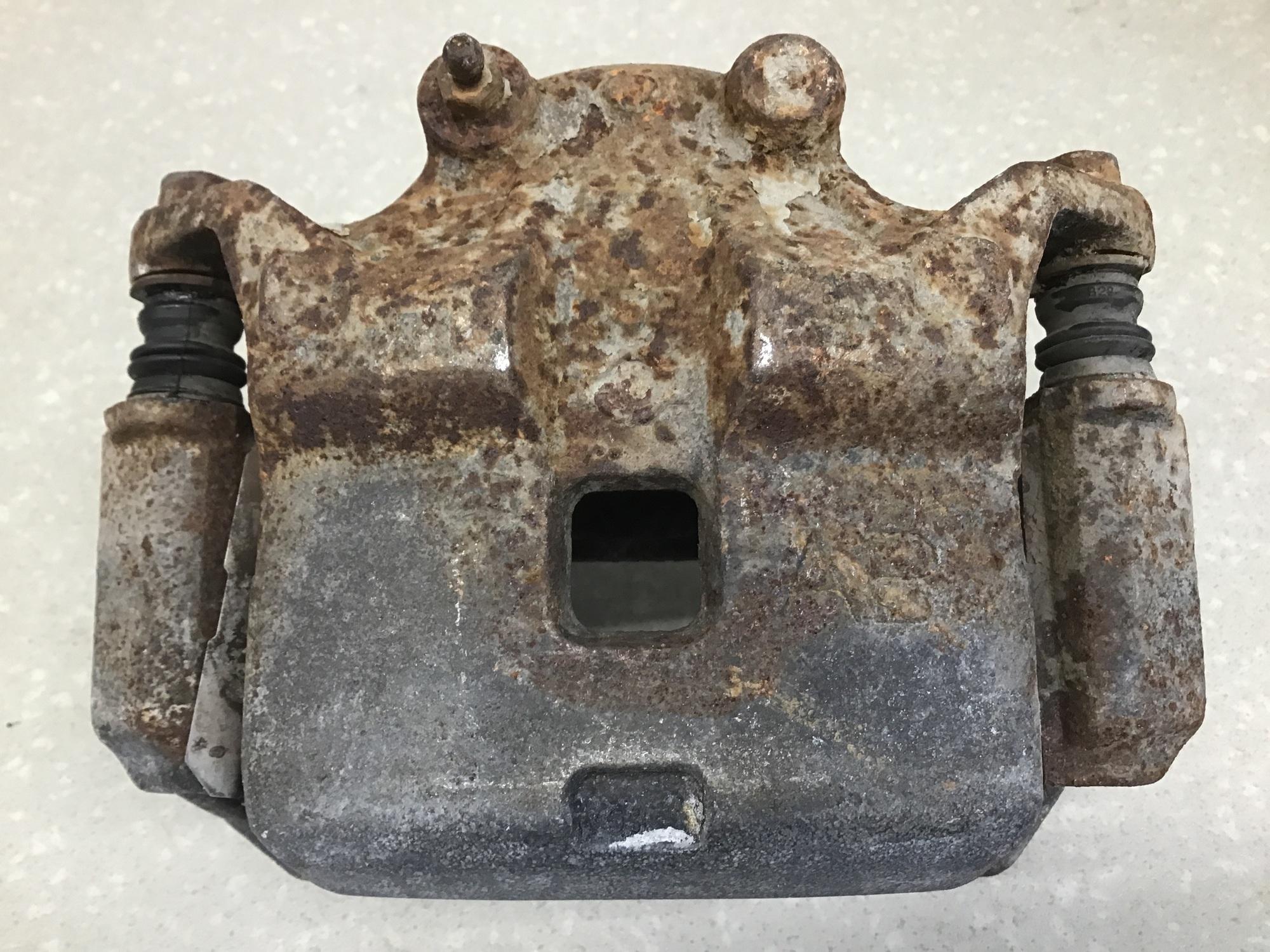 Суппорт передний правый, Nissan Primera P12E 2002-2007 Суппорт передний правый, Nissan Primera P12E 2002-2007