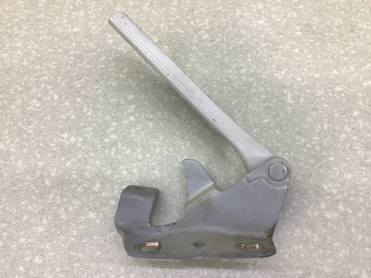 Петля капота левая Nissan Almera Classic (B10) 2006-2013 Петля капота левая Nissan Almera Classic (B10) 2006-2013