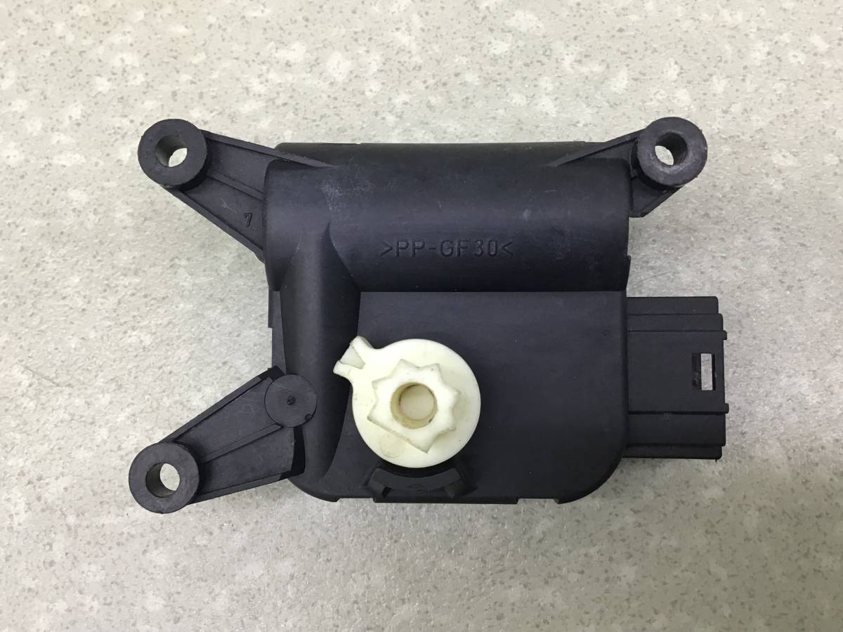 Моторчик заслонки печки Volkswagen Jetta (1K) 2006-2011 Моторчик заслонки печки Volkswagen Jetta (1K) 2006-2011
