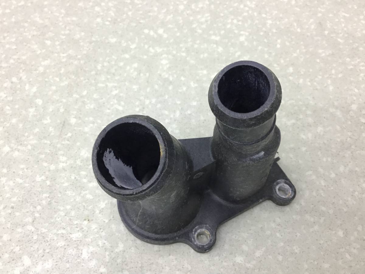 Крышка термостата Ford Focus 3 (CB8) 2011-2019 Крышка термостата Ford Focus 3 (CB8) 2011-2019