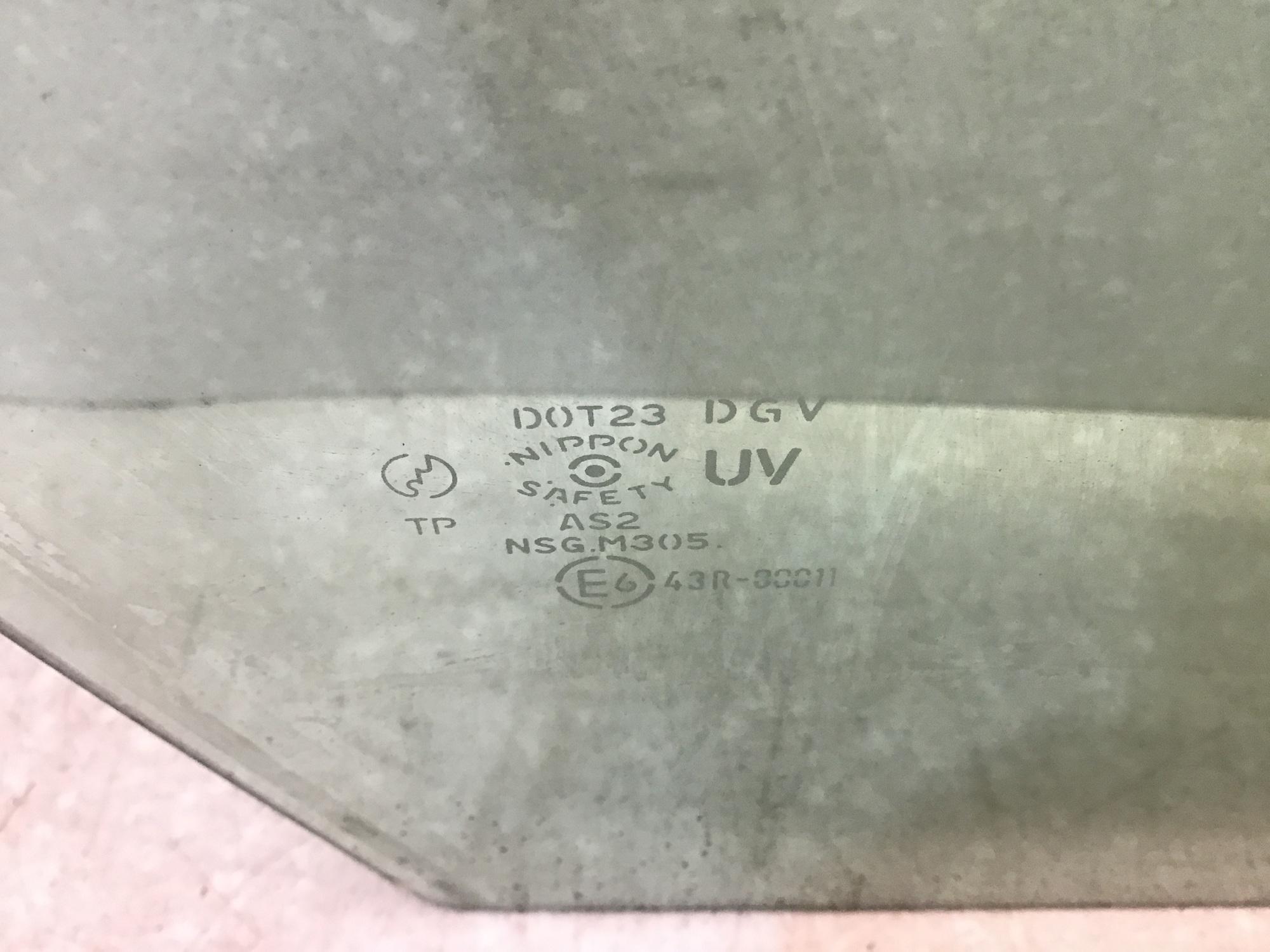 Стекло двери передней правой Mazda Demio (DW) 1997-2002 Стекло двери передней правой Mazda Demio (DW) 1997-2002