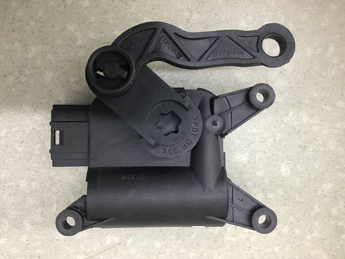 Моторчик заслонки печки Volkswagen Touran (1T3) 2010-2015 Моторчик заслонки печки Volkswagen Touran (1T3) 2010-2015
