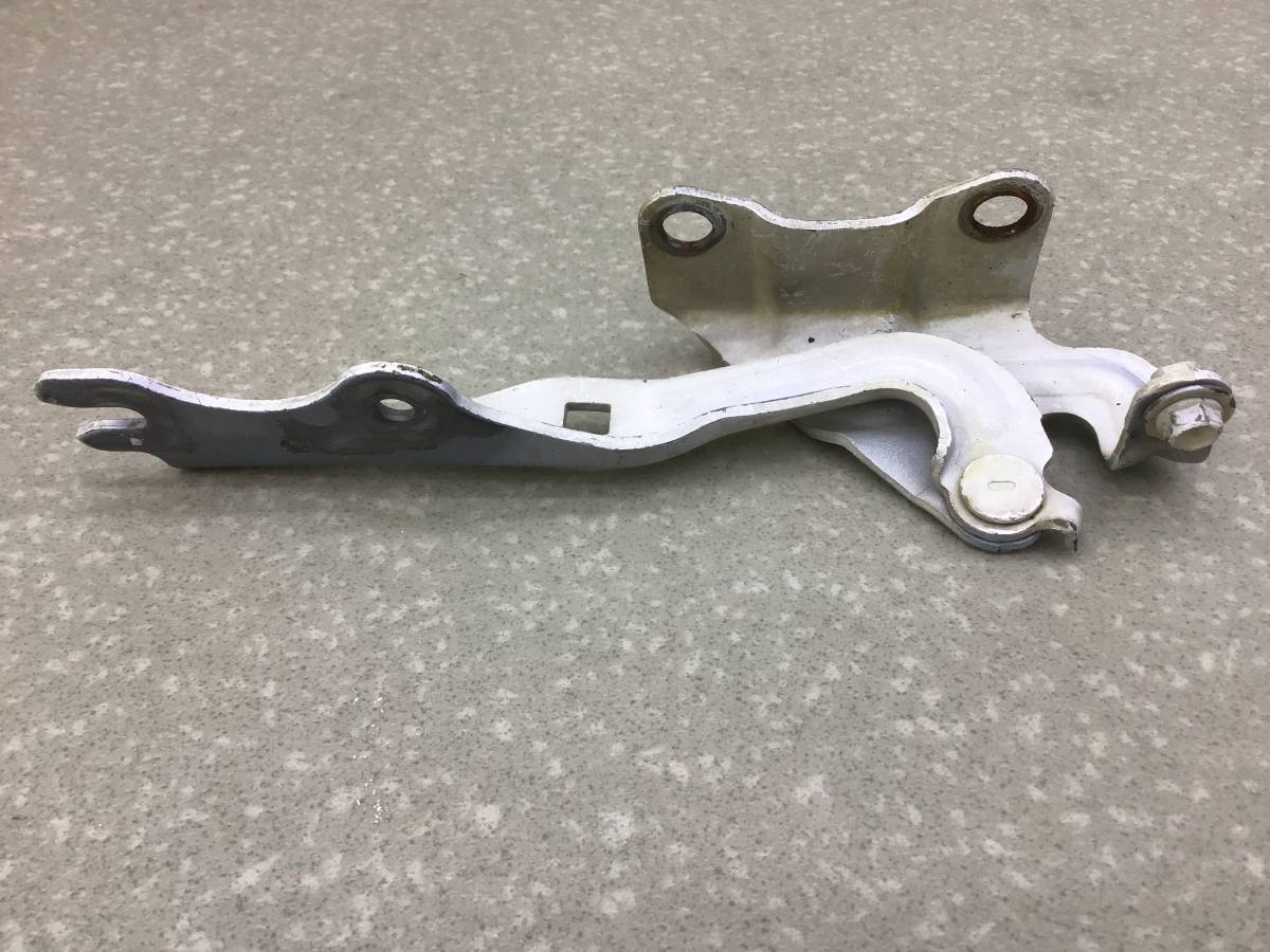 Петля капота левая Mazda CX-7 (ER) 2006-2012 Петля капота левая Mazda CX-7 (ER) 2006-2012