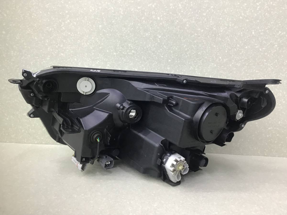 Фара правая Toyota Rav 4 (A40) 2013> Фара правая Toyota Rav 4 (A40) 2013>