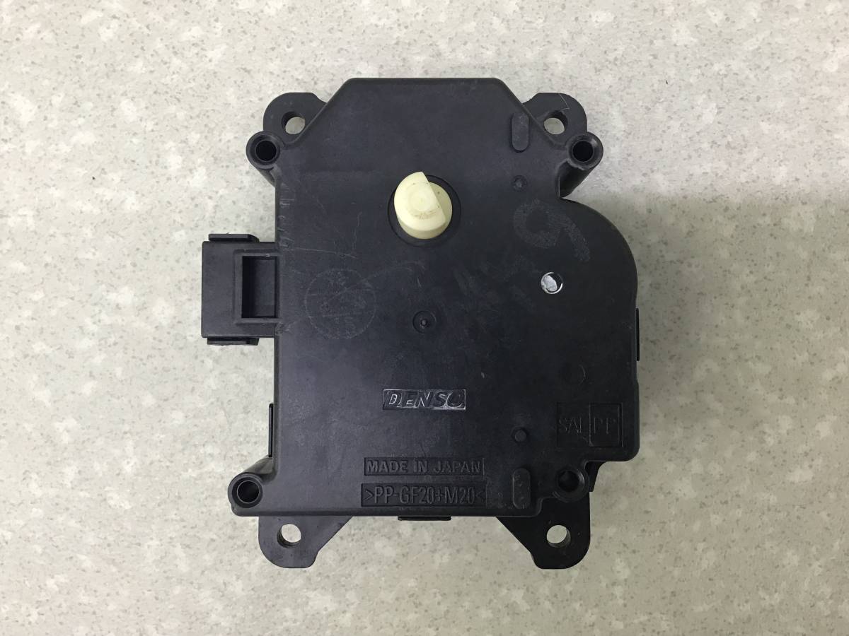 Моторчик заслонки печки Toyota Camry (V30) 2001-2006 Моторчик заслонки печки Toyota Camry (V30) 2001-2006