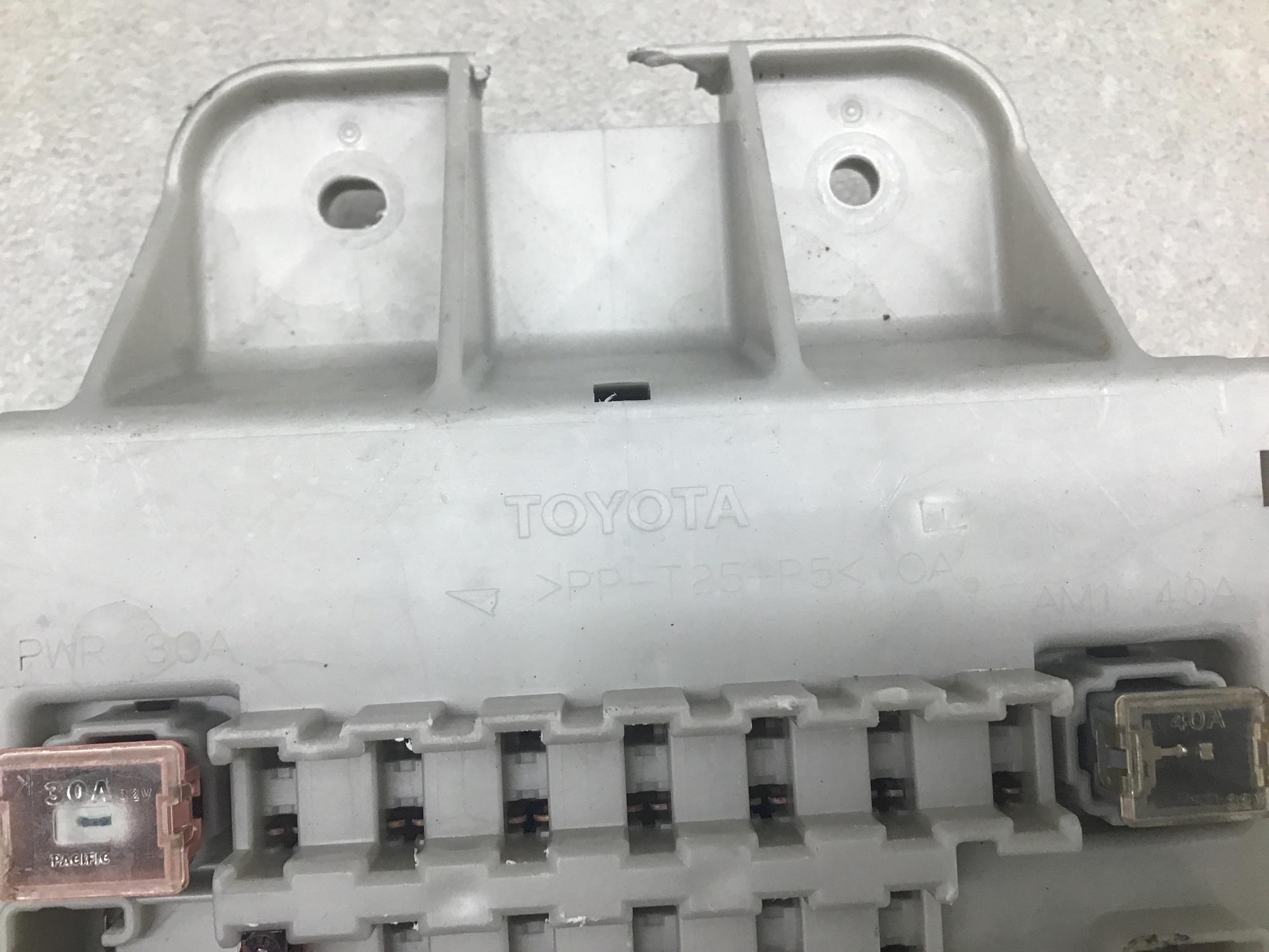 Блок предохранителей, Toyota RAV 4 2000-2005 Блок предохранителей, Toyota RAV 4 2000-2005