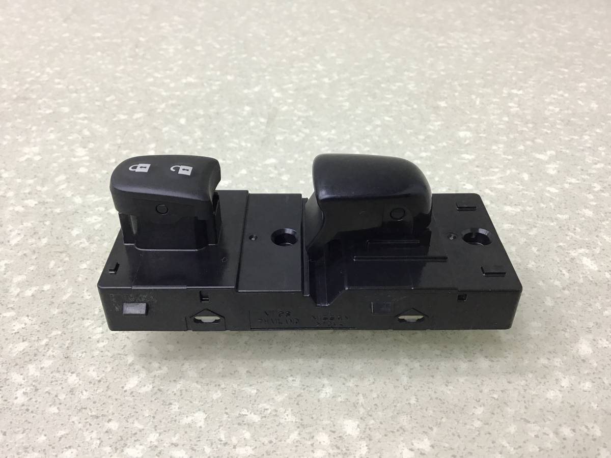 Кнопка стеклоподъемника Nissan Juke (F15) 2011> Кнопка стеклоподъемника Nissan Juke (F15) 2011>