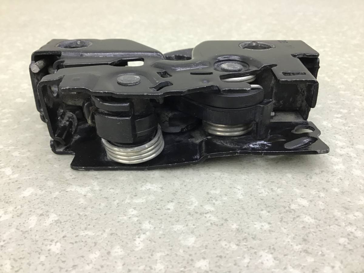 Замок капота Volkswagen Caddy 2004-2016 Замок капота Volkswagen Caddy 2004-2016