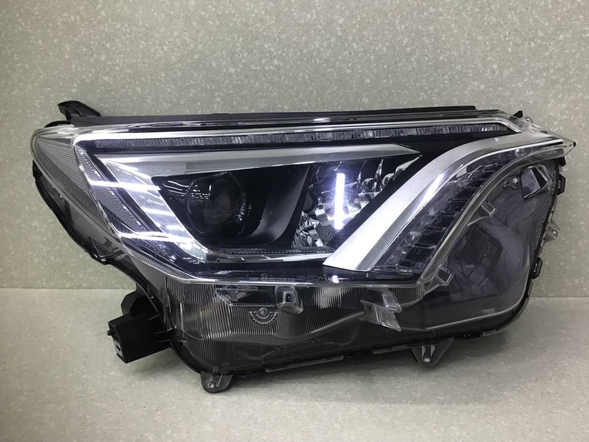 Фара правая Toyota Rav 4 (A40) 2013> Фара правая Toyota Rav 4 (A40) 2013>