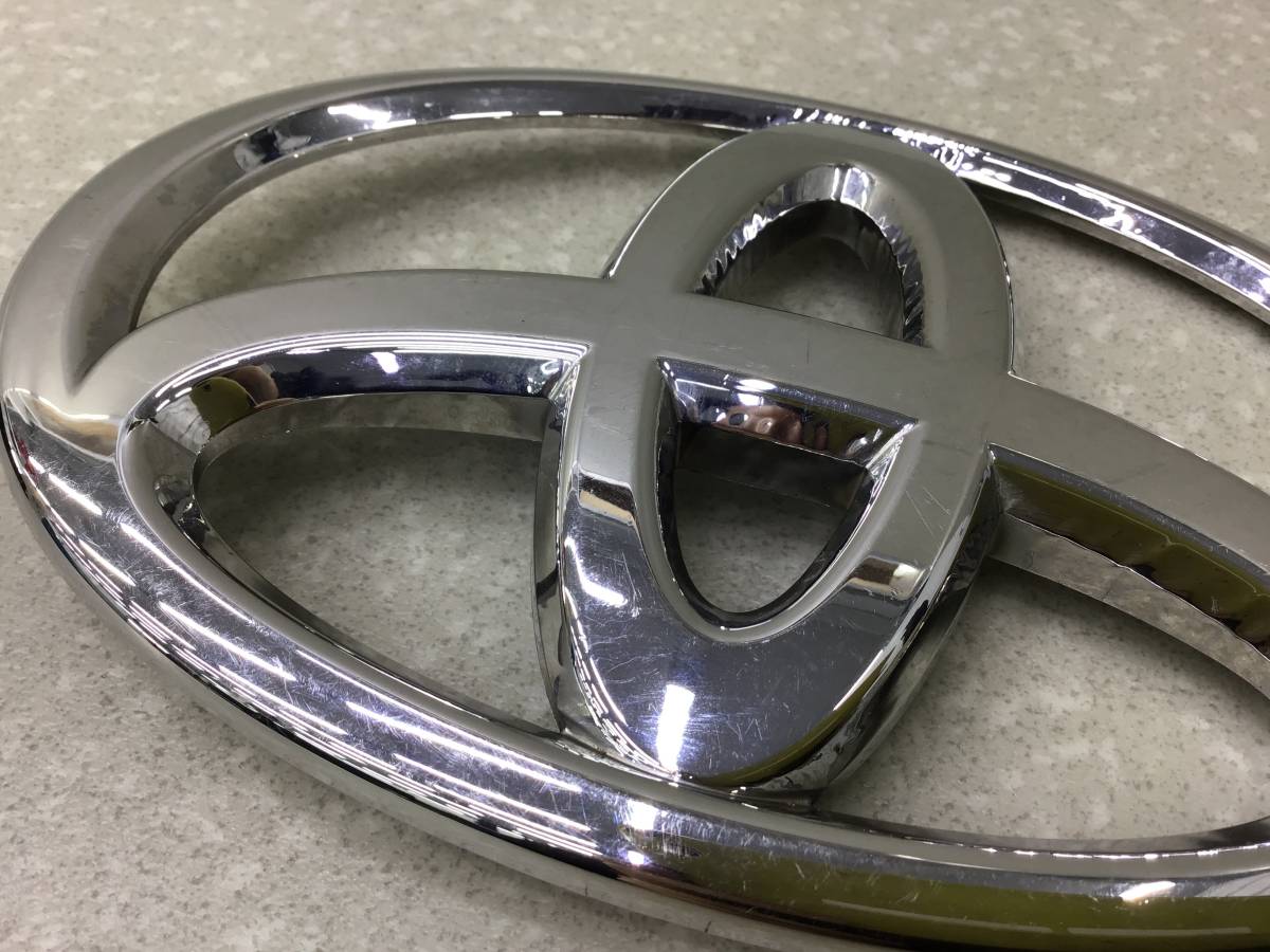 Эмблема Toyota Hilux (GUN125L, GUN126L, TGN126) 2015-н.в. Эмблема Toyota Hilux (GUN125L, GUN126L, TGN126) 2015-н.в.