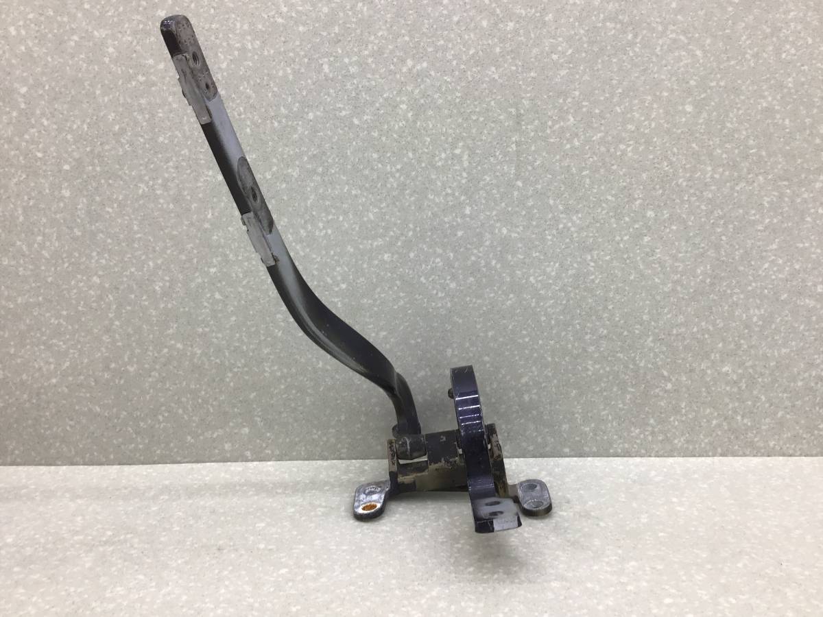 Петля двери багажника Volkswagen Touareg (7L) 2002-2010 Петля двери багажника Volkswagen Touareg (7L) 2002-2010