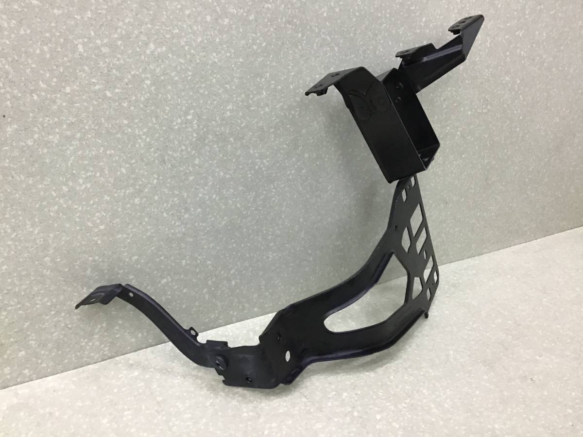 Кронштейн фар правый BMW 5-series E60/E61 2003-2009 Кронштейн фар правый BMW 5-series E60/E61 2003-2009